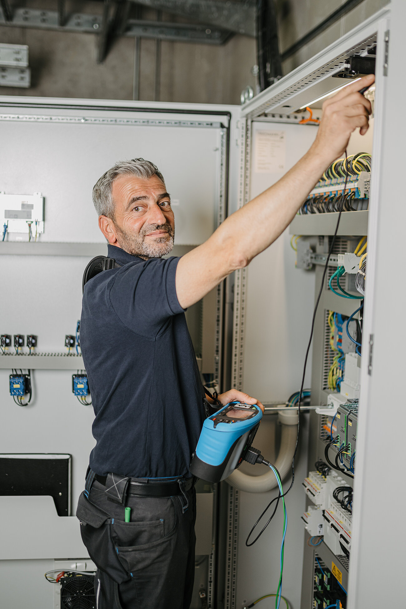 Unser Prüftechniker an der Schweißanlage