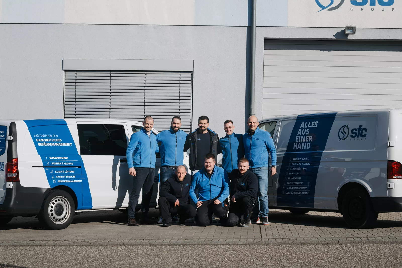 SFC-Team vor den Servicefahrzeugen