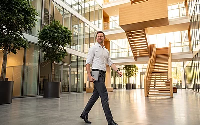Facility Manager bei Gebäuderundgang