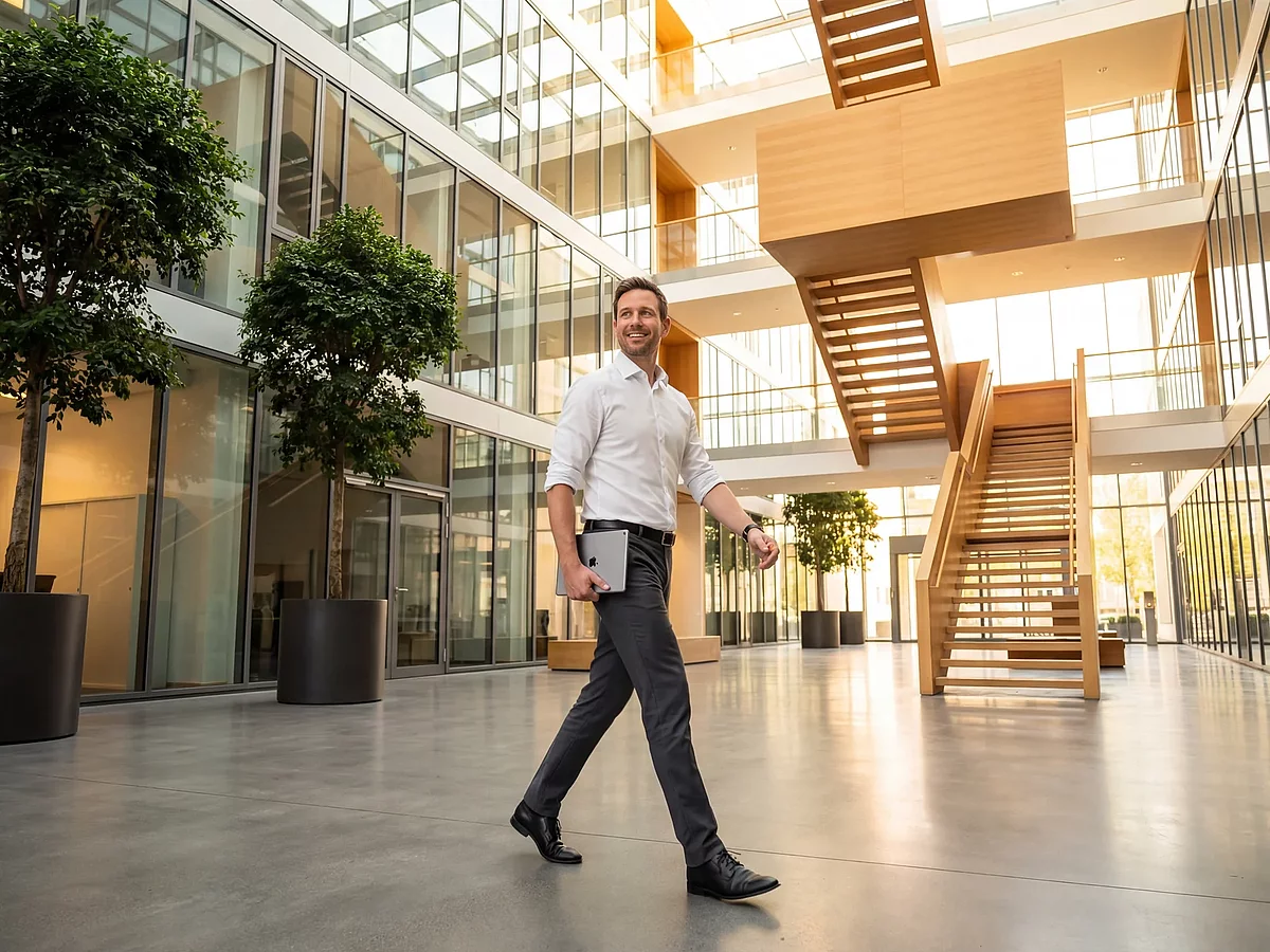 Facility Manager bei Gebäuderundgang