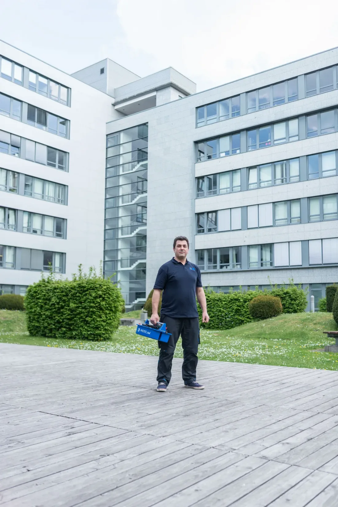 Facility Manager kontrolliert Pruefprotokolle und Anlagendokumentation im Technikraum