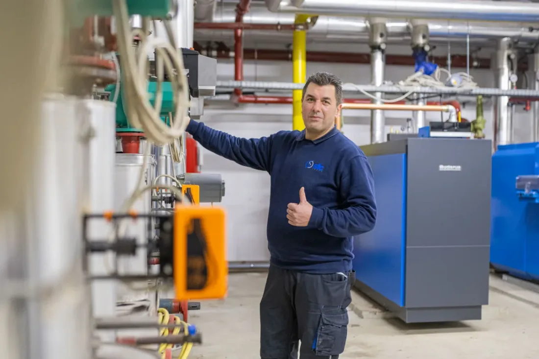 Facility Manager prueft technische Anlagen in einem modernen Buerogebaeude