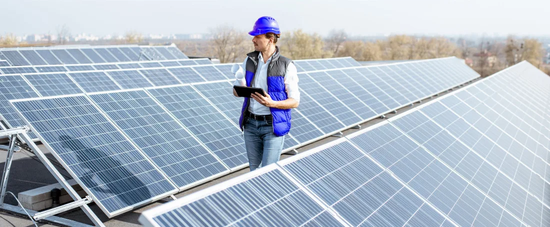 Photovoltaikanlage in Ost-West-Aufstaenderung auf einem Flachdach einer Gewerbehalle